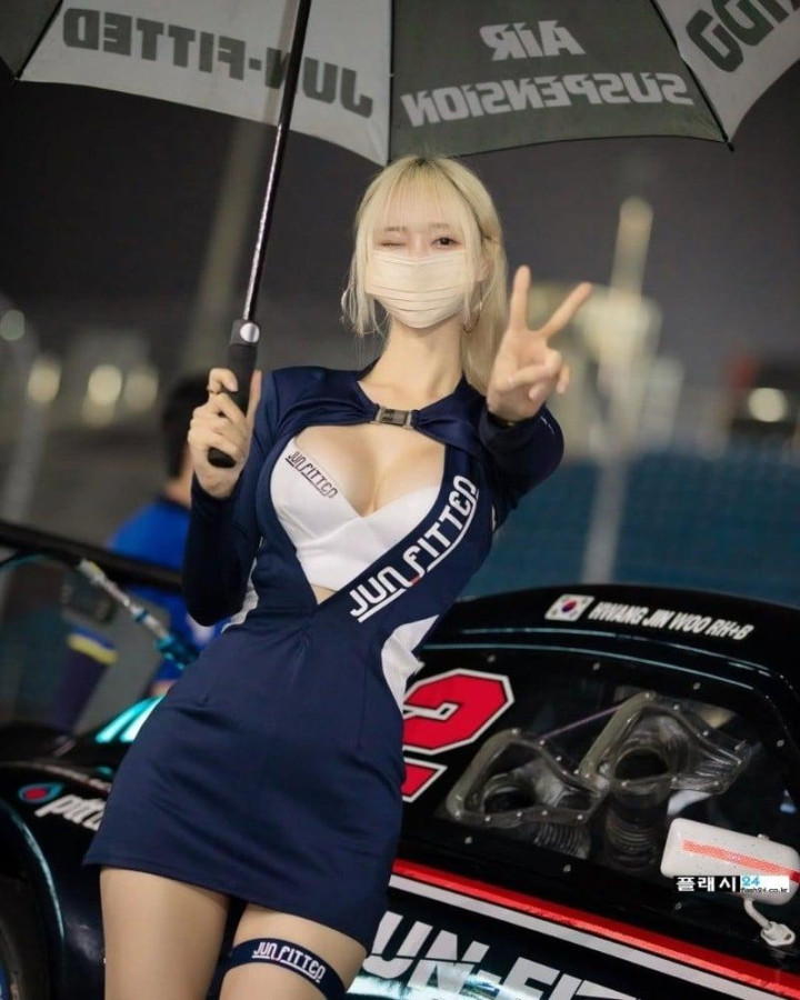 얼굴은 어린데 몸매는 착한 연두 레이싱모델