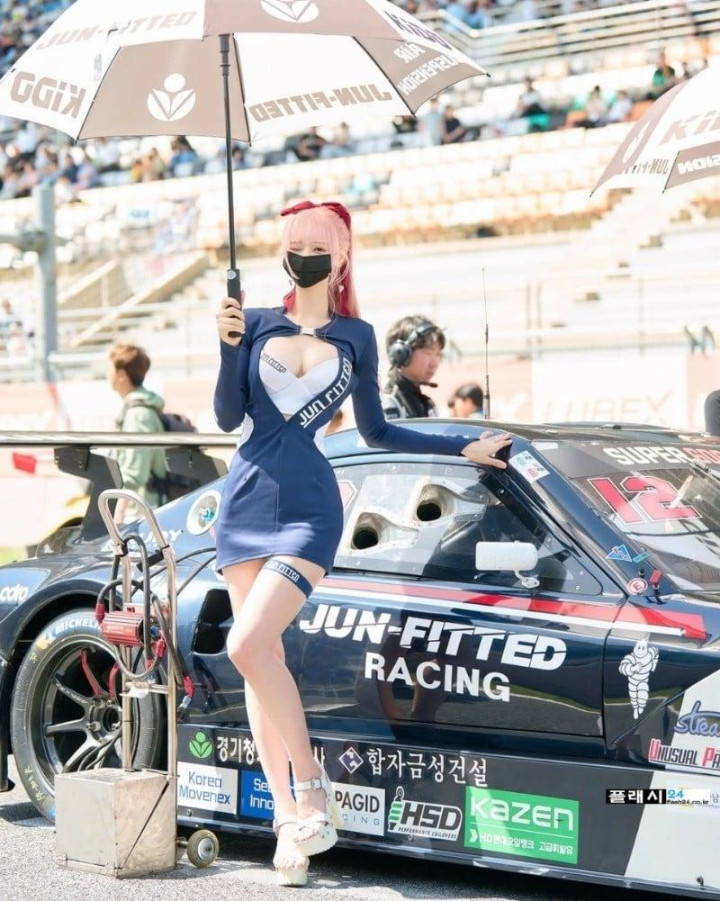 얼굴은 어린데 몸매는 착한 연두 레이싱모델